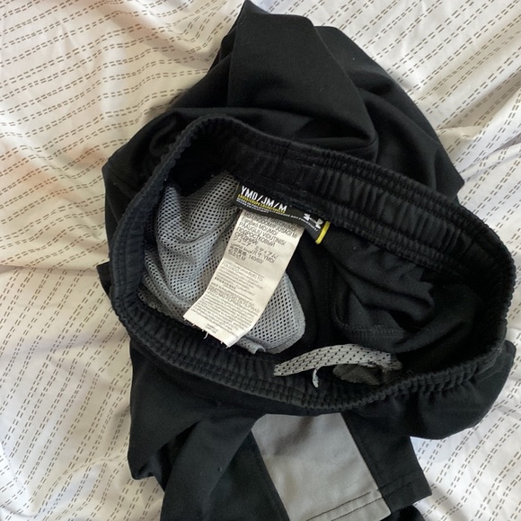 Under Armour. Size youth medium. Loose. YMD - Picture 4 of 4